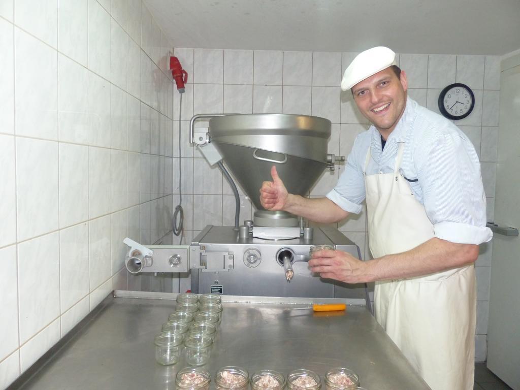 Hotel Friedchen Mit Eigener Fleischerei Artern Екстер'єр фото